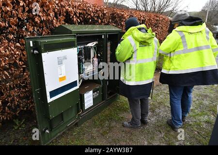 Les ingénieurs de BT Openreach ont accès à la boîte de distribution pour réparer les connexions Internet qui ont baissé dans le sud du pays de Galles en raison d'inondations, après que les résidents reviennent à leur maison pour étudier et réparer les dommages à la suite de Storm Dennis. Banque D'Images