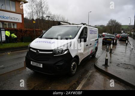 PLAQUES d'immatriculation PIXELLISÉES PAR PA PICTURE DESK UNE fourgonnette BT Openreach en tant qu'ingénieurs travaillent à la réparation des connexions Internet qui ont baissé dans le sud du pays de Galles en raison d'inondations, après que les résidents reviennent à leur maison pour étudier et réparer les dommages au lendemain de Storm Dennis. Banque D'Images