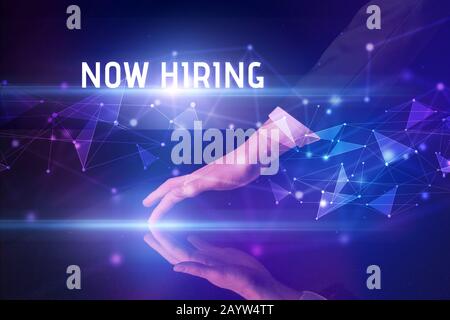Homme d'affaires touchant un écran énorme avec MAINTENANT L'INSCRIPTION D'EMBAUCHE, concept d'affaires de technologie moderne Banque D'Images
