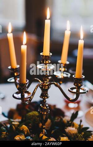 Bougies brûlantes sur table festive. Décoration de mariage et intérieur merveilleux. Concept de soirée romantique. Chandelier rétro. Magnifique table Banque D'Images