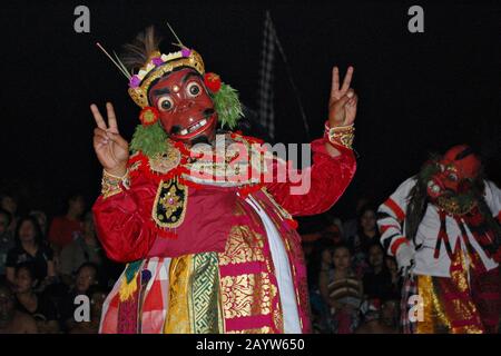 Un clown balinais traditionnel fait des blagues dans un spectacle de danse traditionnel. Banque D'Images