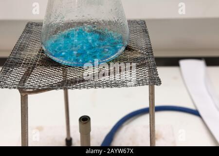 Faire des cristaux de sulfate de cuivre dans une expérience scientifique de l'école britannique Banque D'Images