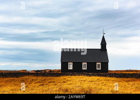 Magnifique paysage d'automne avec la célèbre église noire pittoresque de Budir à la péninsule de Snaefellsnes région en Islande Banque D'Images