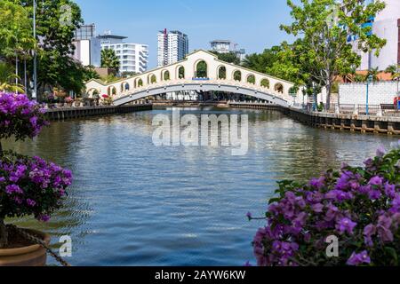 Pont Historique De La Gare Routière Piétonne De Jambatan Sur La Rivière Melaka, Malaca, Malaisie. Banque D'Images