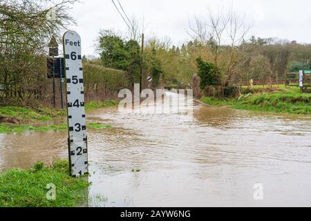 Indicateur de jauge de rivière à une Ford dans Beaucoup Hadham, Hertfordshire. ROYAUME-UNI Banque D'Images