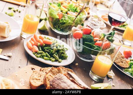 Des légumes et des aliments sains avec des verres de boissons sur la table Banque D'Images