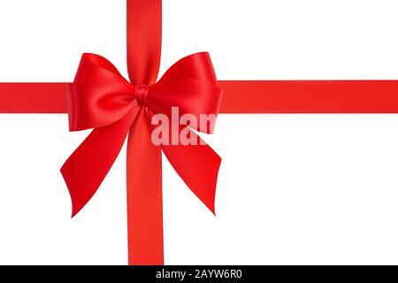 Plat laïque magnifique noeud cadeau à quatre boucles et ruban en soie rouge brillant attaché avec une croix isolée sur fond blanc Banque D'Images