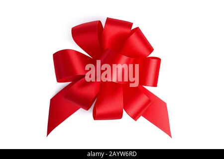 Plat laïque grand beau rouge orné cadeau de fête noeud inhabituel avec de nombreuses boucles pétale faites à la main de ruban rouge satiné brillant isolé sur fond blanc Banque D'Images