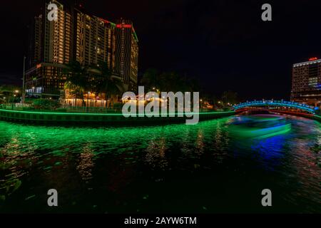 Vue de nuit sur le pont piéton historique Kampung Morten, Au-Dessus de la rivière Melaka, en Malaisie. Banque D'Images