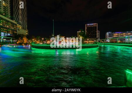 Vue de nuit sur le pont piéton historique Kampung Morten, Au-Dessus de la rivière Melaka, en Malaisie. Banque D'Images