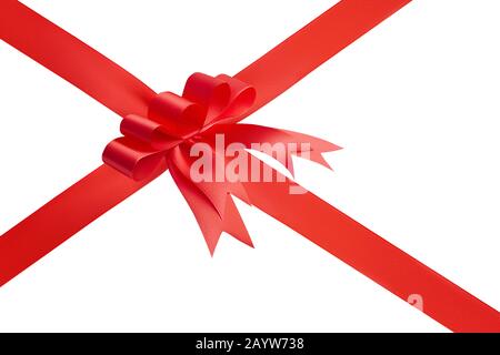 Vue latérale d'un joli noeud original rouge à la mode avec cinq boucles et un ruban brillant satiné rouge attaché avec une croix isolée sur blanc Banque D'Images