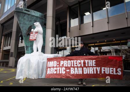 Les militants environnementaux protestent contre la pollution de l'Arctique par l'industrie maritime, en dehors de l'Organisation maritime internationale de Westminster, à Londres, contre la rébellion de l'extinction et contre Ecohustler. Banque D'Images