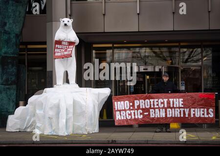 Les militants environnementaux protestent contre la pollution de l'Arctique par l'industrie maritime, en dehors de l'Organisation maritime internationale de Westminster, à Londres, contre la rébellion de l'extinction et contre Ecohustler. Banque D'Images