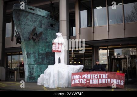 Les militants environnementaux protestent contre la pollution de l'Arctique par l'industrie maritime, en dehors de l'Organisation maritime internationale de Westminster, à Londres, contre la rébellion de l'extinction et contre Ecohustler. Banque D'Images