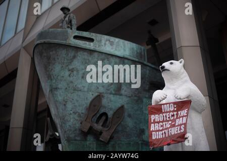 Les militants environnementaux protestent contre la pollution de l'Arctique par l'industrie maritime, en dehors de l'Organisation maritime internationale de Westminster, à Londres, contre la rébellion de l'extinction et contre Ecohustler. Banque D'Images