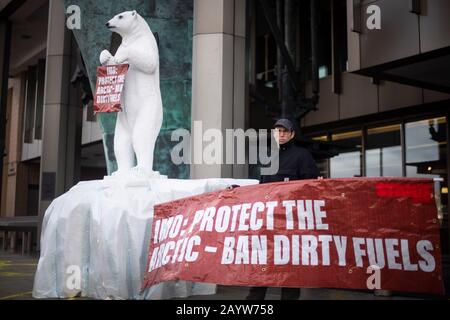 Les militants environnementaux protestent contre la pollution de l'Arctique par l'industrie maritime, en dehors de l'Organisation maritime internationale de Westminster, à Londres, contre la rébellion de l'extinction et contre Ecohustler. Banque D'Images