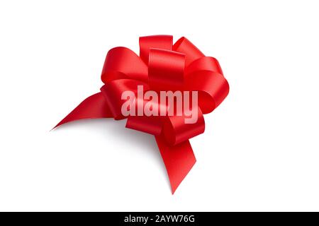 Vue latérale sur le grand beau rouge créatif décoratif orné cadeau festif noeud inhabituel avec de nombreuses boucles de pétales faites à la main à partir d'un ruban rouge satiné brillant Banque D'Images