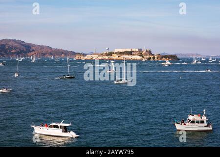 Petits bateaux et yachts dans la baie de San Francisco avec l'île de la prison d'Alcatraz. Californie, États-Unis Banque D'Images