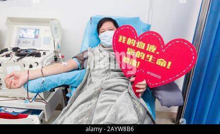 Wuhan, Chine. 17 février 2020. (200217) -- WUHAN, le 17 février 2020 (Xinhua) -- un patient de coronavirus récupéré du marché des fruits de mer de Huanan fait don de plasma au Wuhan Blood Centre à Wuhan, capitale de la province de Hubei en Chine centrale, le 17 février 2020. Les patients guéris qui ont été infectés par COVID-19 sont appelés à donner du plasma comme les premiers résultats ont indiqué l'efficacité des produits thérapeutiques dérivés du plasma convalescent dans le traitement des patients infectés dans des conditions sévères et critiques. Crédit: Xinhua/Alay Live News Banque D'Images