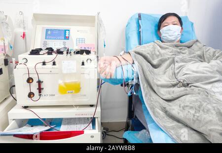 Wuhan, Chine. 17 février 2020. (200217) -- WUHAN, le 17 février 2020 (Xinhua) -- un patient de coronavirus récupéré du marché des fruits de mer de Huanan fait don de plasma au Wuhan Blood Centre à Wuhan, capitale de la province de Hubei en Chine centrale, le 17 février 2020. Les patients guéris qui ont été infectés par COVID-19 sont appelés à donner du plasma comme les premiers résultats ont indiqué l'efficacité des produits thérapeutiques dérivés du plasma convalescent dans le traitement des patients infectés dans des conditions sévères et critiques. Crédit: Xinhua/Alay Live News Banque D'Images