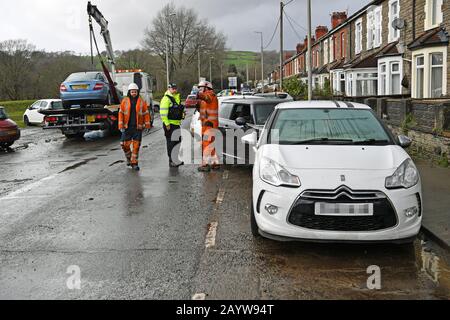 LES PLAQUES d'immatriculation PIXELLISÉES PAR PA PICTURE DESK Cars endommagées par les eaux d'inondation sont récupérées par l'équipage de récupération à Nantgarw, au sud du Pays de Galles, où les résidents reviennent à leur maison pour étudier et réparer les dommages à la suite de Storm Dennis. Banque D'Images