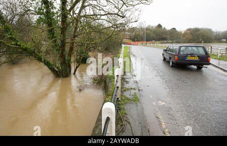 La route qui approche le pont urbain de Sturminster Newton avec des eaux de crue de la rivière Dorset Stour causée par la pluie de Storm Dennis. La tempête est arrivée Banque D'Images