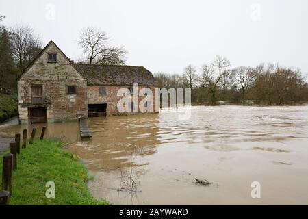 La rivière Dorset Stour inonde Sturminster Mill après de fortes pluies causées par la tempête Dennis. La tempête est arrivée le 15.02.2020 et a provoqué une tempête généralisée Banque D'Images