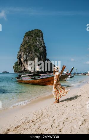 Railay Beach Krabi Thaïlande, femme en vacances dans la Thaïlande tropicale, avec des falaises tropicales et de longs bateaux à queue Banque D'Images