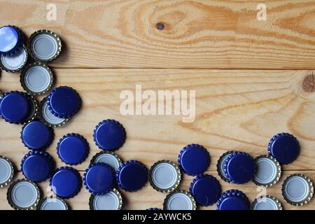 Vue sur la couche plate des bouteilles de bière bleues sur une table en bois rustique. Concept de préparation de bière maison avec espace de copie . Banque D'Images