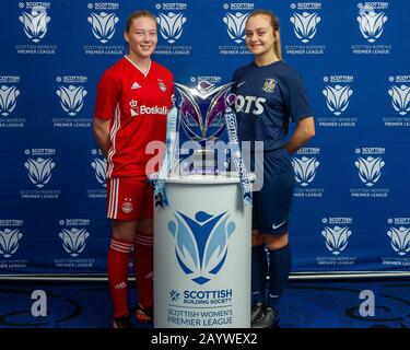 Glasgow, Royaume-Uni. 17 février 2020. Francesca Ogilvie D'Aberdeen Lfc & Jade Greenshields De St Johnstone Lfc Lors Du Lancement De La Première Saison De La Ligue Des Femmes Écossaise Au Stade National, Hampden Park, Glasgow, Lundi 17 Février 2020 | Crédit Colin Poultney/Alay Live News Banque D'Images