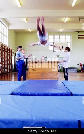 gymnastique dans un collège d'enseignement supérieur escalade de corde Banque D'Images