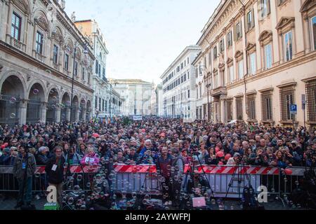 Les manifestants se rassemblent lors d'un rassemblement par le mouvement des 'sardines' sur la Piazza Santi Apostoli à Rome, en Italie. Banque D'Images