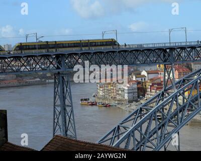 Métro traversant la rivière Douro sur le pont Luís I entre les villes de Porto et Vila Nova de Gaia Banque D'Images