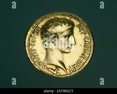 Quaternion d'Auguste. Pièce d'or romaine datée du 27 av. J.-C. avec l'effigie de l'empereur Auguste César sur le devant. Musée Archéologique National. Madrid, Espagne. Banque D'Images