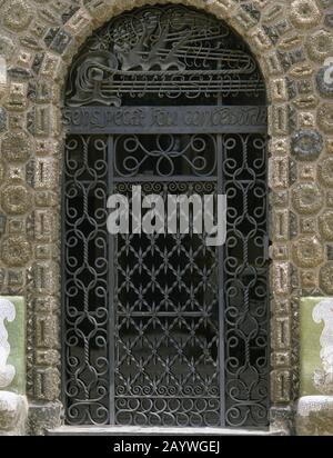 Espagne, Catalogne, Barcelone. Torre Bellesguard. Manoir moderniste conçu par Antonio Gaudi, 1900-1909. Porte d'entrée. Banque D'Images