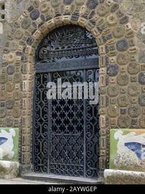 Espagne, Catalogne, Barcelone. Torre Bellesguard. Manoir moderniste conçu par Antonio Gaudi, 1900-1909. Porte d'entrée. Banque D'Images