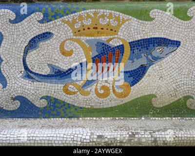 Espagne, Catalogne, Barcelone. Torre Bellesguard. Manoir moderniste conçu par Antonio Gaudi, 1900-1909. Détail de la décoration en céramique de l'un des bancs à la façade. Banque D'Images