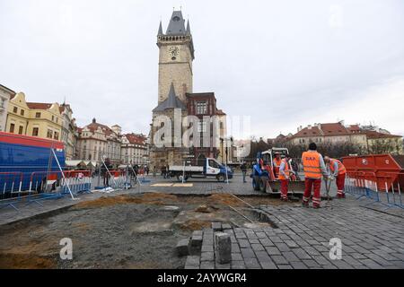 Prague, République Tchèque. 17 février 2020. La construction d'une réplique de la colonne baroque de la Vierge Marie du XVIIe siècle a commencé sur la place de la Vieille Ville dans le centre de Prague le 17 février 2020 et doit être achevée à la mi-septembre, a dit l'auteur de la réplique, le sculpteur Petr Vana. Le site du bâtiment de 7,5 x 7,5 mètres a été clôturé et remis à une entreprise de construction qui a immédiatement commencé à enlever le pavé et la plaque rappelant la colonne d'origine, a déclaré aux journalistes sur place. Crédit: Ondrej Deml/Ctk Photo/Alay Live News Banque D'Images