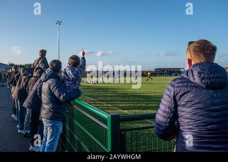 Spectateurs regardant un match de football au stade JSJ de Stotfold FC, New Roker Park, Stotfold l'après-midi ensoleillé. Banque D'Images