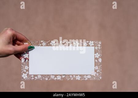 Espace vide pour le texte avec cadre floral décoré, bannière d'affiche de carte de vœux ou ivitation . main tenant une feuille de papier vierge. Rectangulaire t Banque D'Images
