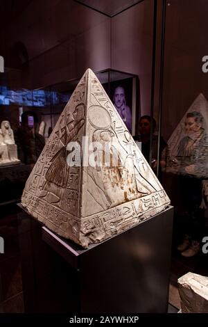 Turin, ITALIE - 3 JUIN 2015 : Pyramidion de Ramose du Museo Egizio à Turin, Italie. Le musée abrite l'une des plus grandes collections d'antiquit égyptien Banque D'Images