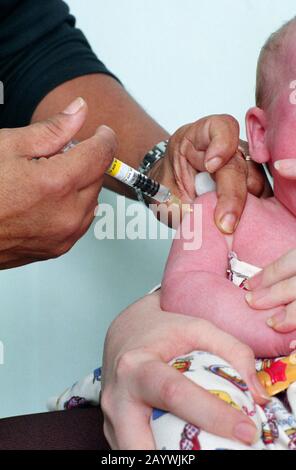 Bébé ayant sa première vaccination DTP/polio/Hib Banque D'Images