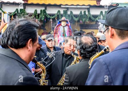 Santiago Atitlan, Guatemala - 19 avril 2019: Musiciens et divinité maya et saint folk appelés Maximon ou San Simon dans les célébrations Du vendredi Saint. Banque D'Images