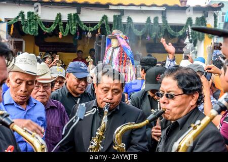 Santiago Atitlan, Guatemala - 19 avril 2019: Musiciens et divinité maya et saint folk appelés Maximon ou San Simon dans les célébrations Du vendredi Saint. Banque D'Images