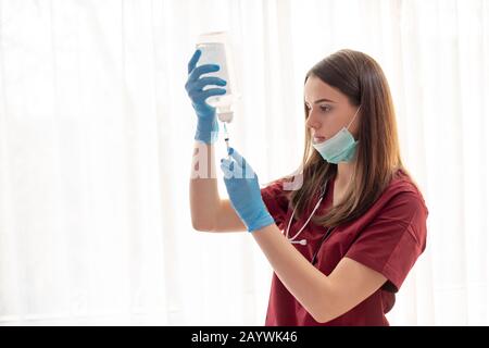 jeune médecin préparant l'injection Banque D'Images