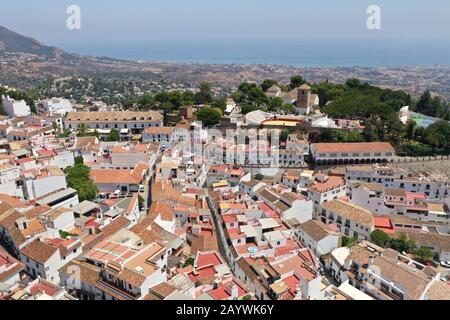 Vue sur les toits de Mijas Pueblo et la campagne environnante avec la mer méditerranée en arrière-plan, Costa del sol, Malaga, Espagne Banque D'Images