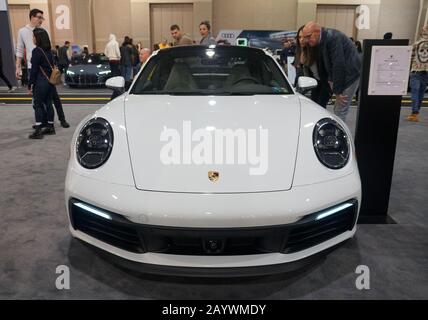 Philadelphie, Pennsylvanie, États-Unis - 9 février 2020 - la vue avant de la voiture de sport Porsche 911 Carrera 4 S. blanc 2020 Banque D'Images