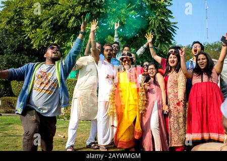 Les Amis Indiens Jouant Avec La Couleur Pendant Le Festival Indien De Hali Banque D'Images