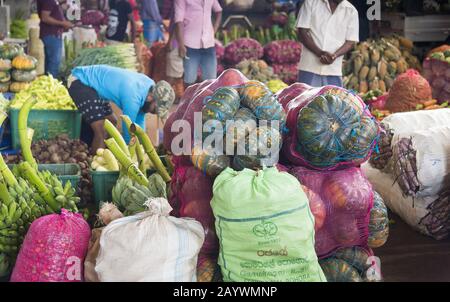 Dambulla, Sri Lanka: 18/03/2019: À l'intérieur du plus grand marché de la vente de fruits et légumes au Sri Lanka. Banque D'Images