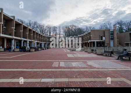 Reston, Virginie, États-Unis -- 14 Février 2020. Une photo grand angle tôt le matin d'une plaza semi-circulaire avec des boutiques et des condos à Reston, en Virginie. Banque D'Images